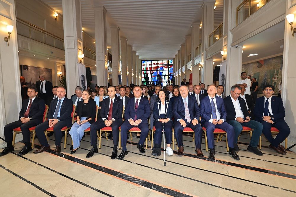 GÖVDE - Saraçhane fuayesinde toplantıyı izleyen katılımcılar, geniş açı (İBB resmî, 1000x666)