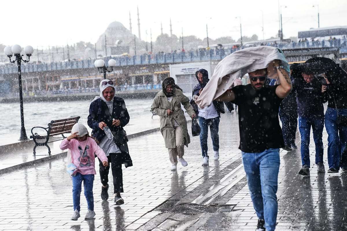 Fırtına ve sağanak sırasında İstanbul'dan görüntü