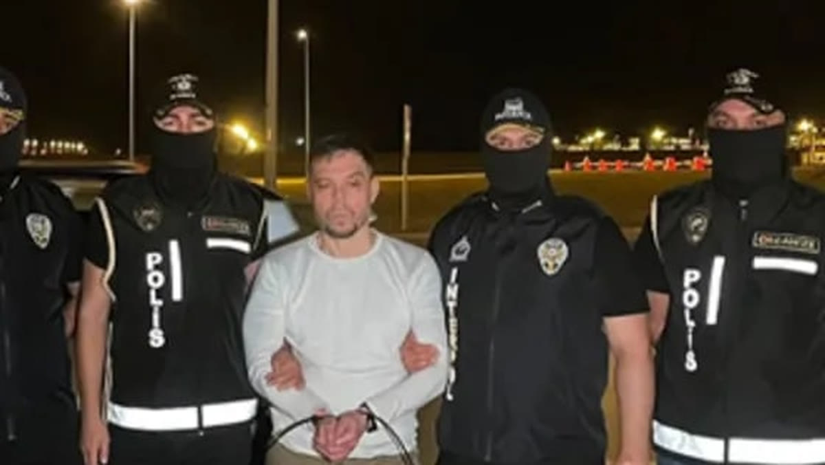 Sınır Ötesi Kapan operasyonuyla yurt dışında yakalanan bir firarinin Türkiye'ye getirilmesi