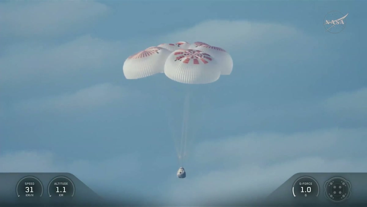 Dragon Freedom kapsülü dört ana paraşütle Pasifik'e inerken