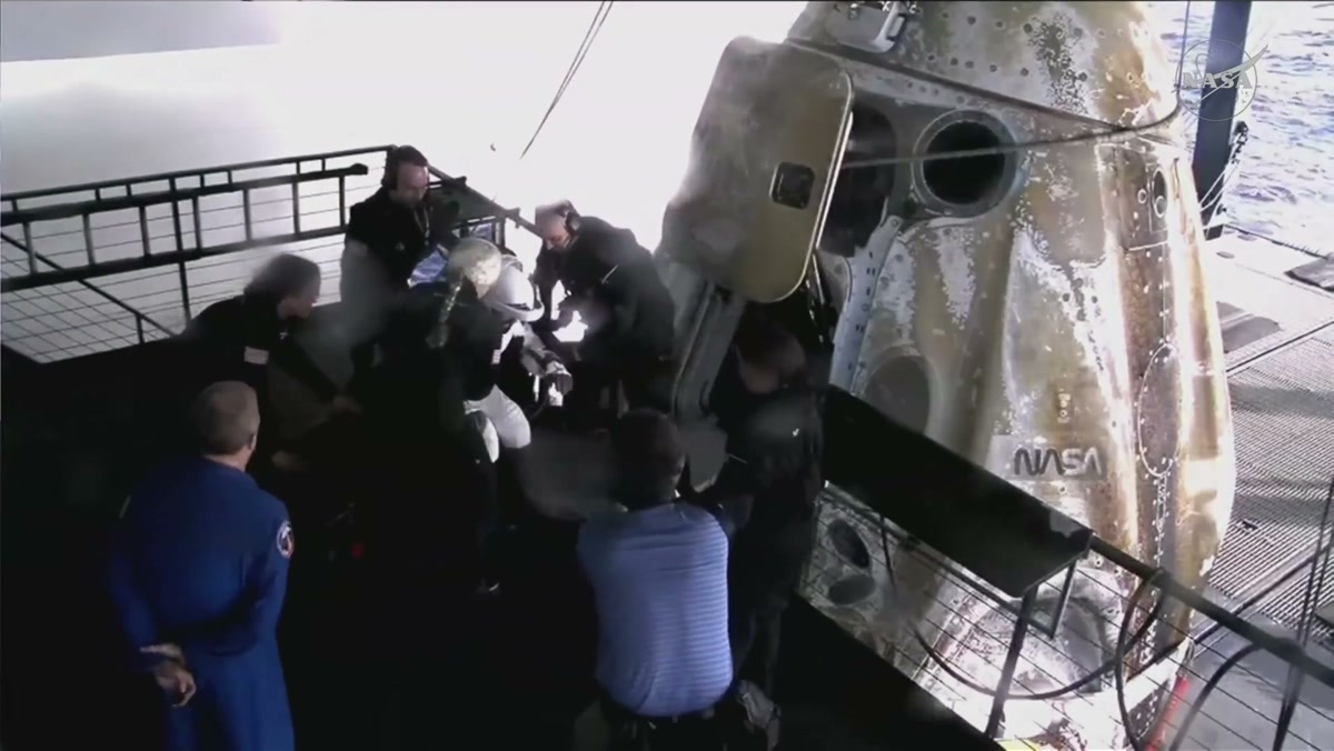 Crew-12 astronotu Dragon Freedom kapsülünden çıkarken