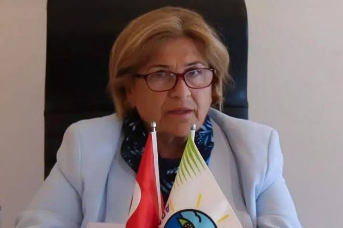 GOVDE 2 - Medine Pamuk makam masasinda, belediye flamasi ve bayrak onunde; temiz, 678x452. Istifa eden vekilin tek basin