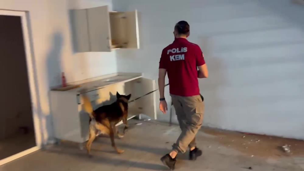 Adana narkotik ekibi dedektör köpeğiyle depoda arama yapıyor