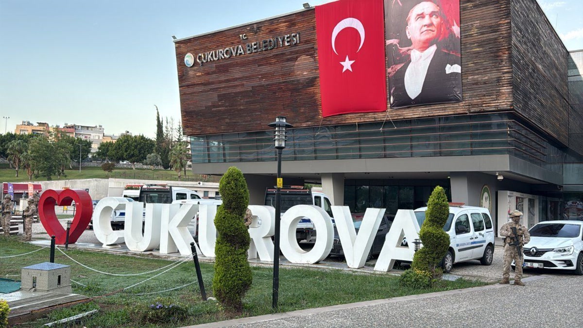 Adana'da Çukurova Belediyesi'ne şafak operasyonu: belediye başkanı dahil kimler gözaltına alındı?