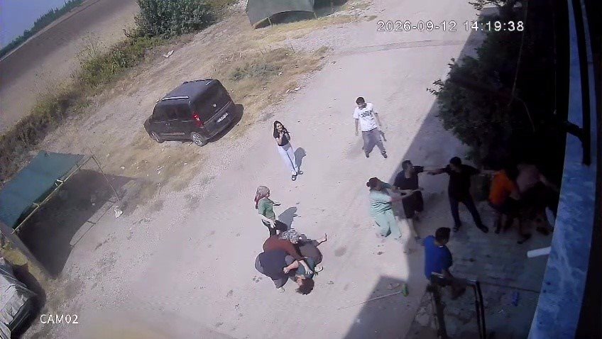 Adana'da çocuk gürültüsü yüzünden zincir, keser, sopa ve bıçaklarla ev basıldı: Kameralar her şeyi kaydetti, s