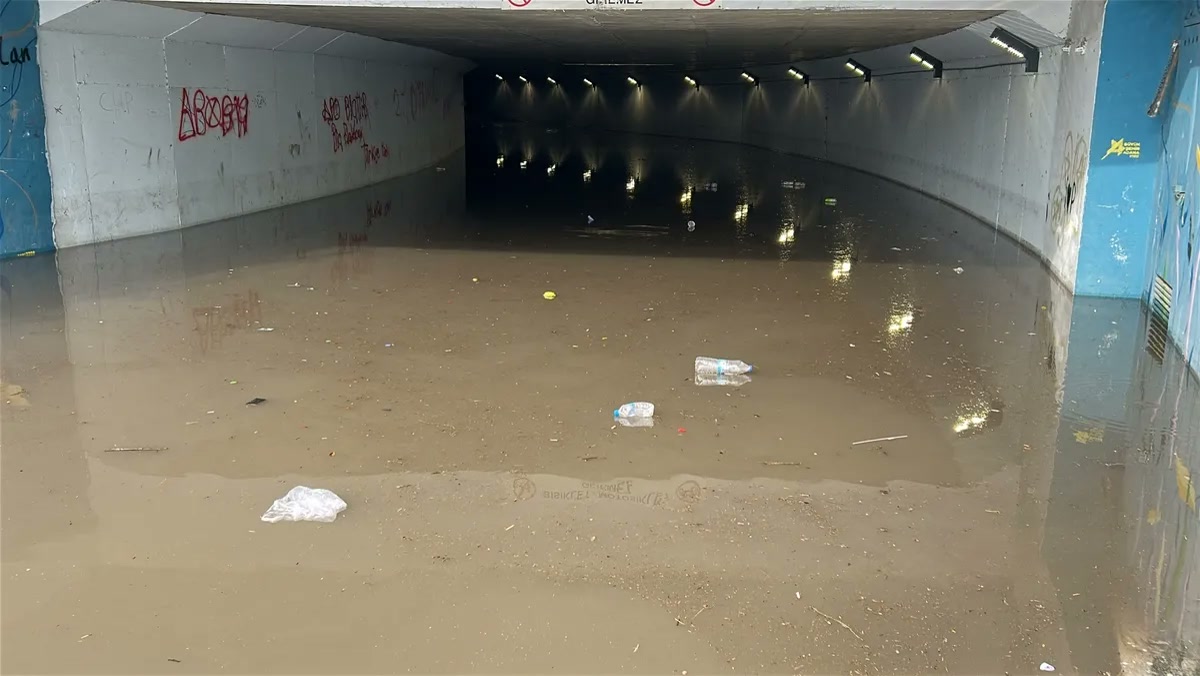 Adana'da sağanak yolları göle çevirdi, su dolan alt geçitte iki çocuğuyla mahsur kalan sürücünün anlattığı gir