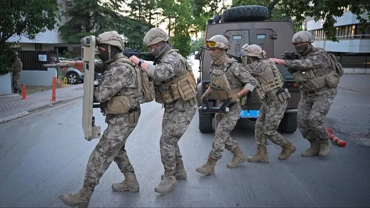 Adana merkezli 11 ilde 'Yıkamacılar' operasyonu: 16 ay boyunca izlenen silahlı örgütün 106 gözaltısından kaçı 