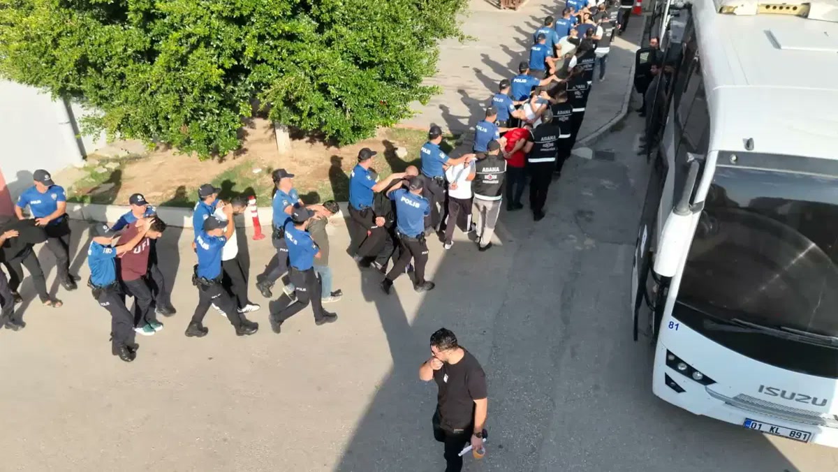 Adana merkezli 11 ilde 'Yıkamacılar' operasyonu: 16 ay boyunca izlenen silahlı örgütün 106 gözaltısından kaçı 