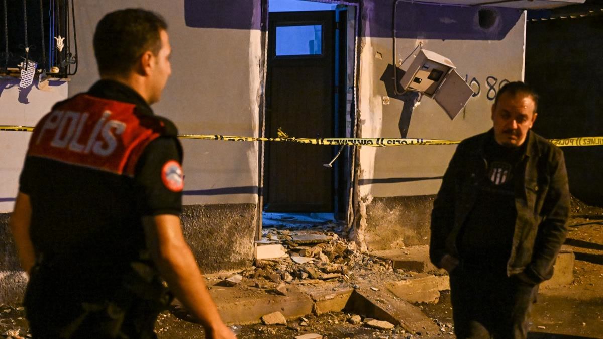 Adana Yüreğir'de gece yarısını geçmişti, motosikletli biri bir evin kapısına o paketi bıraktı: içeride 2 çocuk
