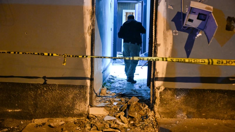 Adana Yüreğir'de gece yarısını geçmişti, motosikletli biri bir evin kapısına o paketi bıraktı: içeride 2 çocuk