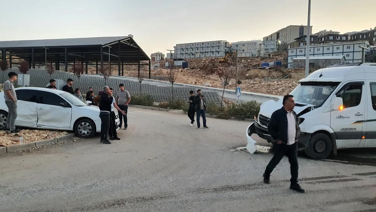 Adıyaman'da yaşanan kazada minibüs ile otomobil kafa kafaya geldi: içeridekilerden kaçı hastaneye kaldırıldı?