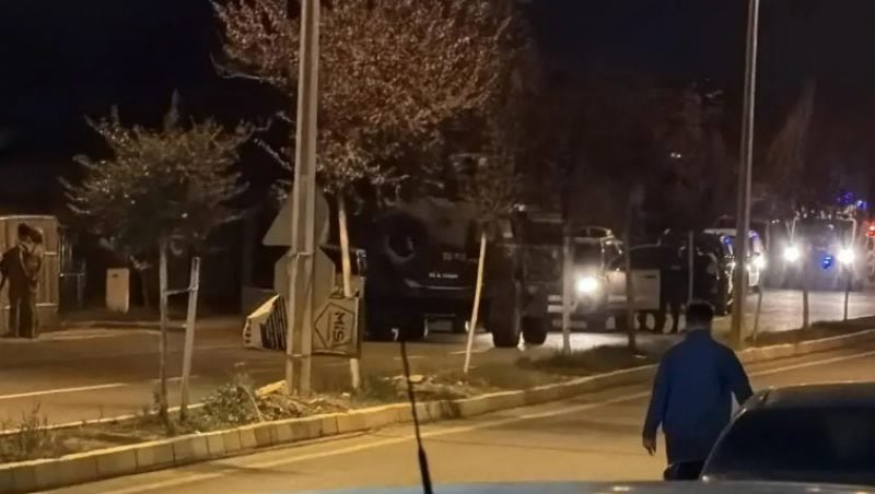 Adıyaman'da yüksek sesli müzik silahlı kavgaya döndü: 5 yaralı, özel harekât mahalleyi sardı, gözaltı sayısı k