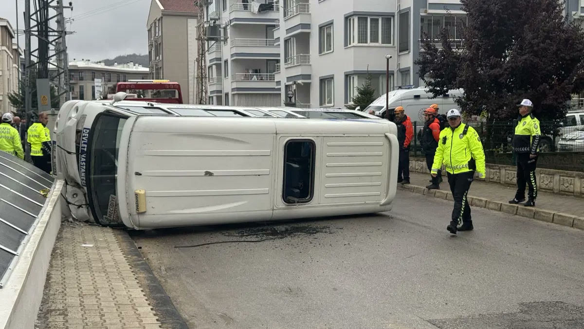 Afyonkarahisar Erkmen'de öğrenci servisi ile dolmuş çarpıştı, 16 yaralının durumları nasıl, araçlardan biri yo