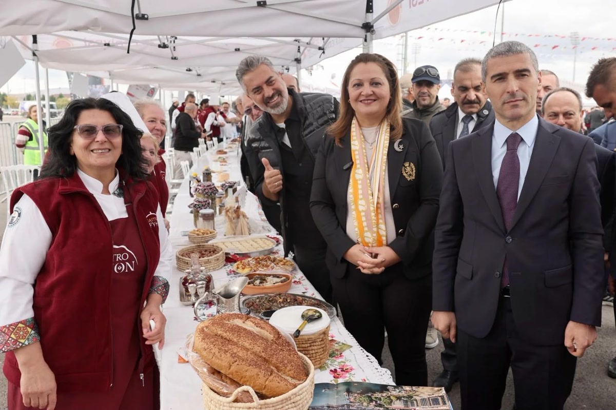 Afyonkarahisar'da 81 ilin 963 yemeği tek sofraya dizildi: Rusya'nın 200 metrelik Guinness rekoru ayakta kaldı