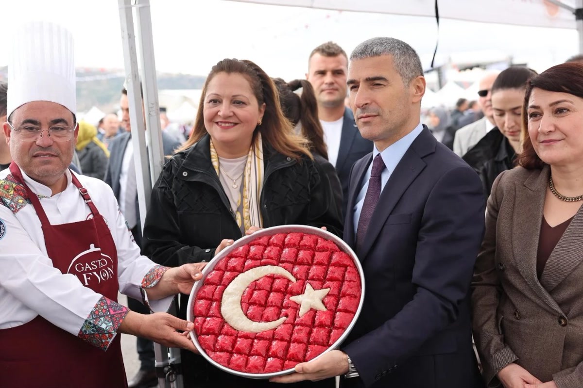 Afyonkarahisar'da 81 ilin 963 yemeği tek sofraya dizildi: Rusya'nın 200 metrelik Guinness rekoru ayakta kaldı