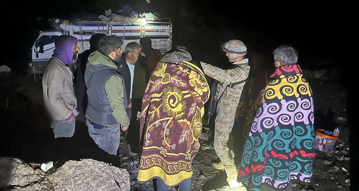 Yedek (1200x675, temiz): Gece kurtarma anı; battaniyeli vatandaşlar ile jandarma personeli araçların başında.