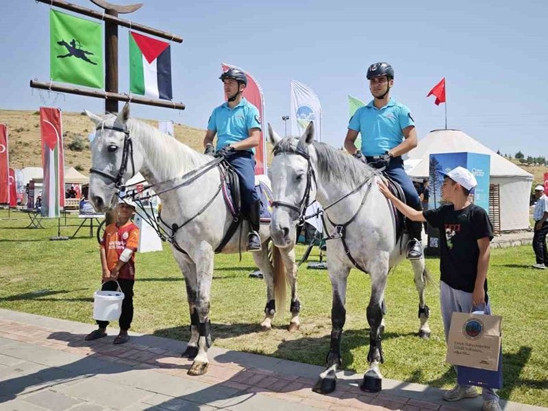 Ahlat'taki etkinlik alanında atlarıyla bekleyen jandarma personeli