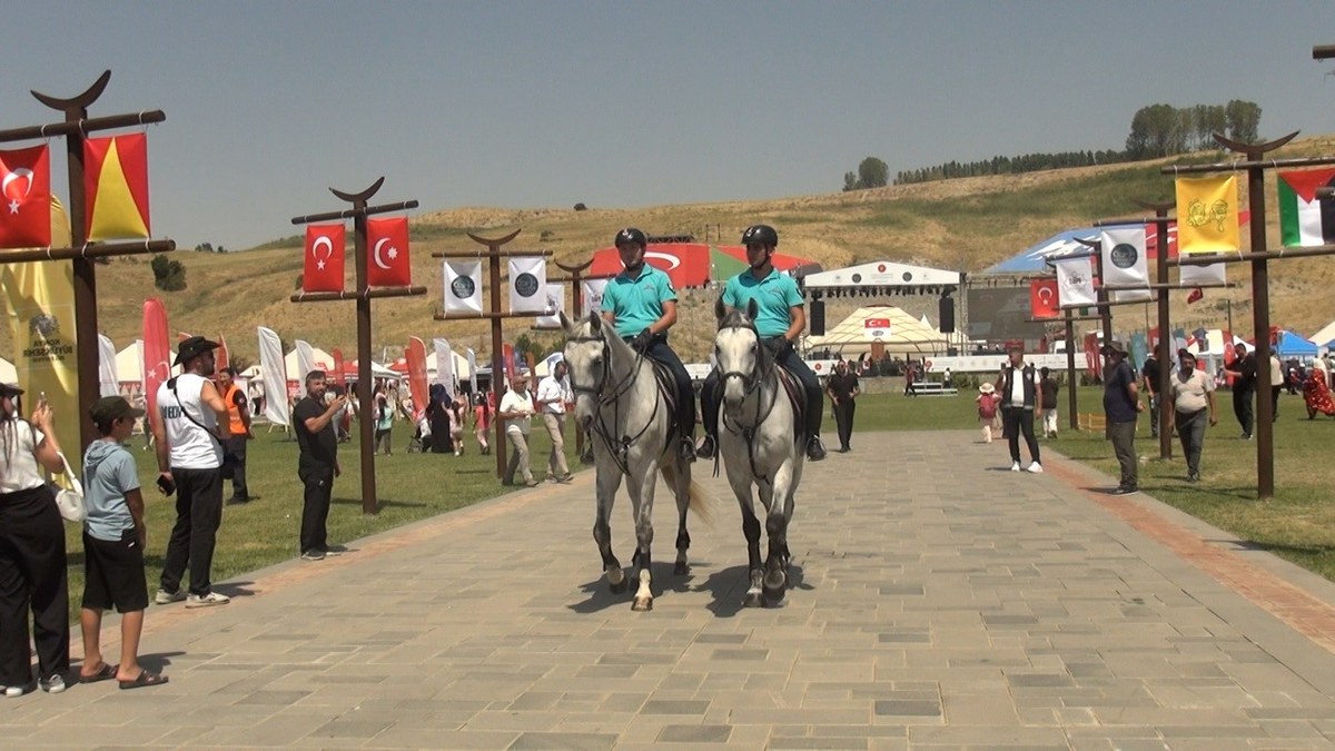 Ahlat'taki etkinlik alanında devriye yürüyüşü yapan Atlı Jandarma Birlikleri