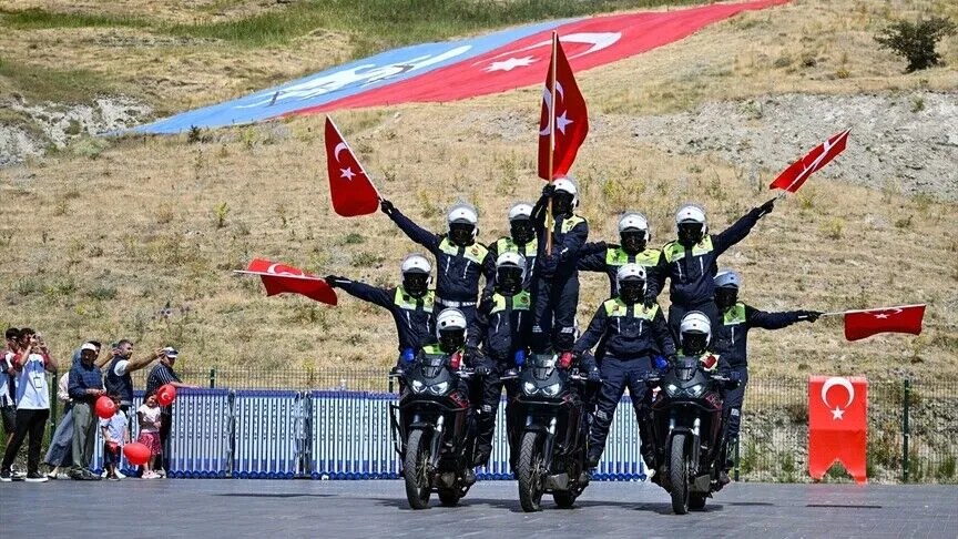 Ahlat'ta motosikletleri üzerinde kule oluşturan polis ve jandarma ekipleri Türk bayrağı açıyor