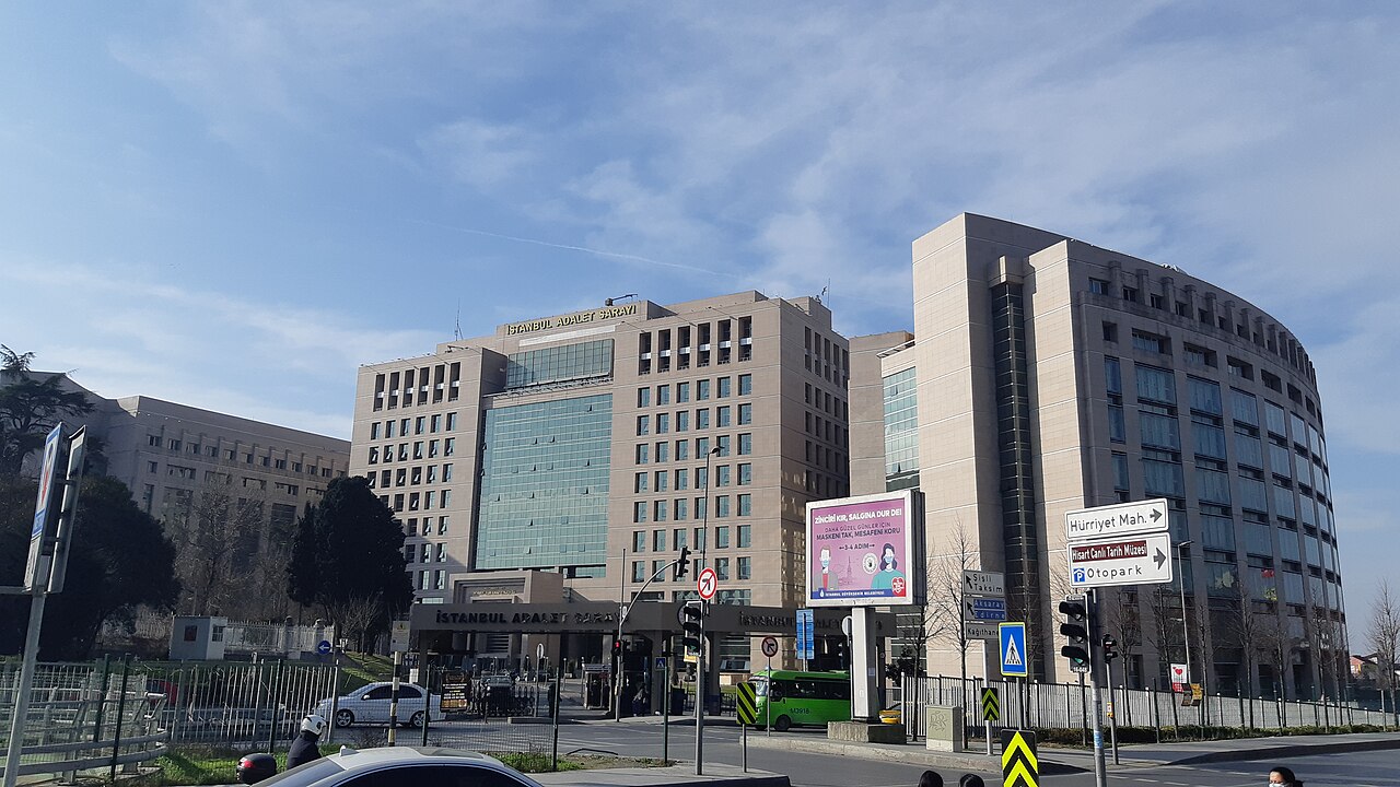 İstanbul Adalet Sarayı dış cephe — çocukların sevk edileceği adliye süreciy