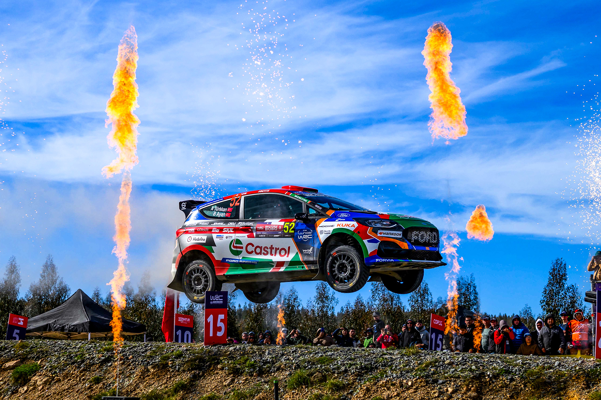 GÖVDE — 52 numaralı Ford Fiesta Rally3 alevlerin arasında zıplıyor, Şili power stage (TOSFED, 2000x1333)