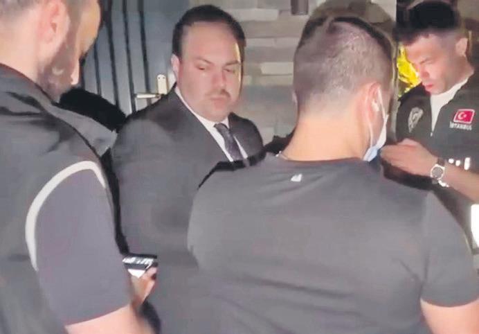 Mali Şube ekiplerinin operasyon kapsamında bir şüpheliyi götürdüğü an (Sabah)