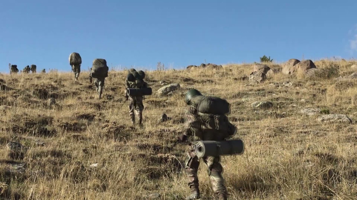 Türk komandoları Erciyes Dağı eteklerinde taktik intikal hâlinde