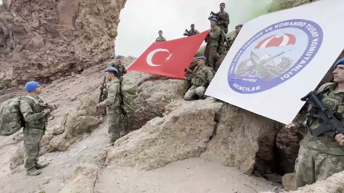 1'inci Hava İndirme ve Komando Tugayı komandoları Türk bayrağıyla
