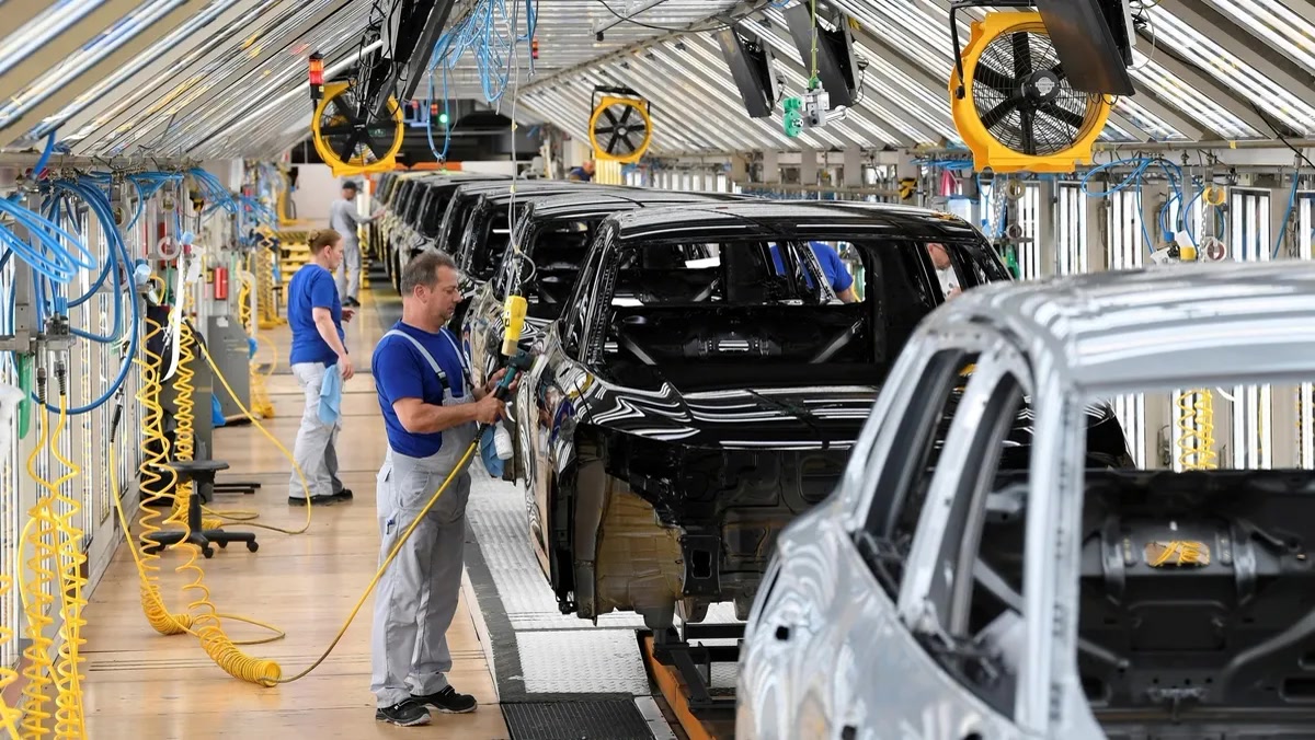 Almanya'da Volkswagen 660 bin çalışanına öyle bir karar duyurdu ki, sendika bile bu rakamı duyunca sert çıktı