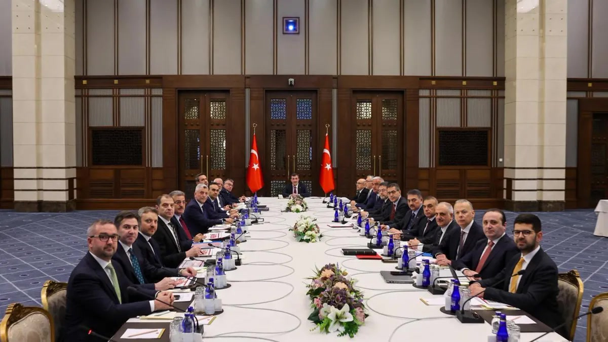 Ankara'da Beştepe'de ekonomi masası kuruldu: Cevdet Yılmaz'ın gündemine hangi üç başlık girdi?