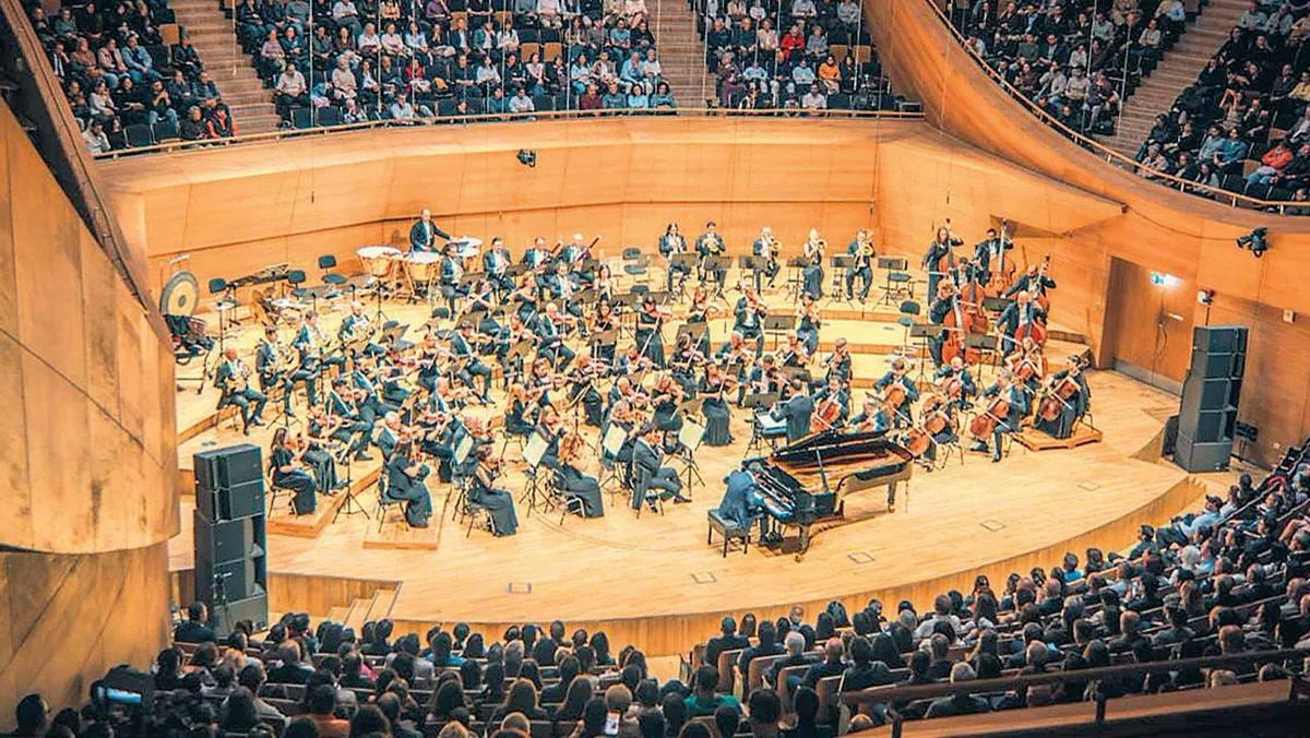 Ankara'da CSO 200. yıla izdihamla girdi: biletler haftalar önce bitti, salon taştı; Çaykovski'yi çalan Özbek p