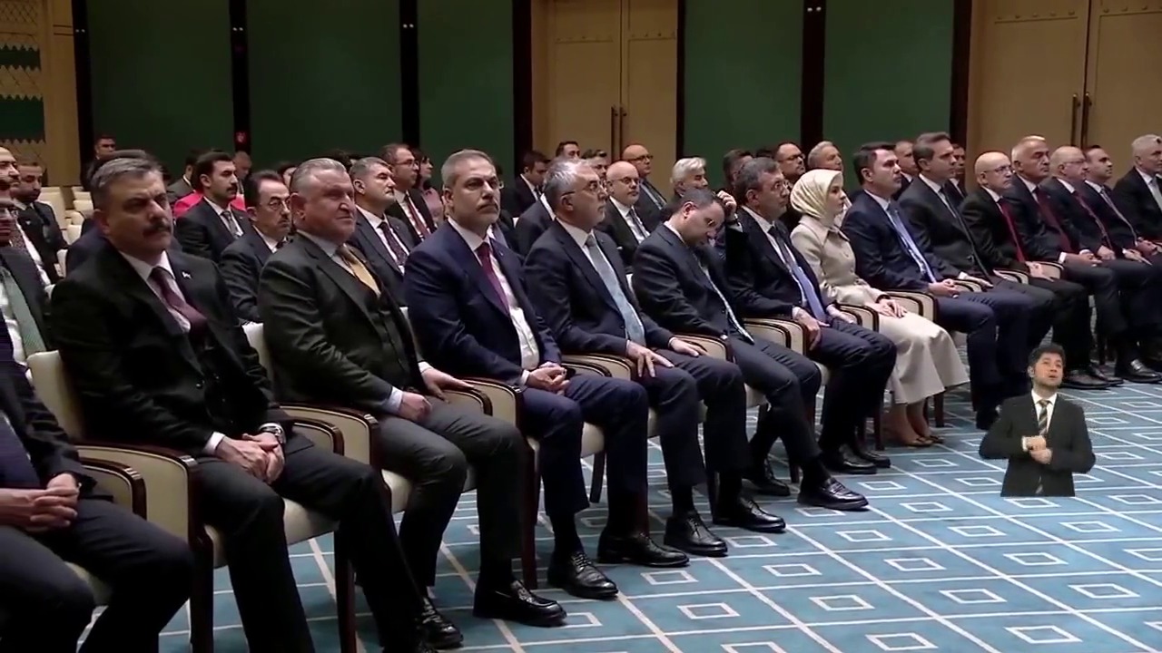 Cumhurbaşkanlığı Külliyesi'nde Kabine Toplantısı sonrası yapılan açıklamayı dinleyen salon