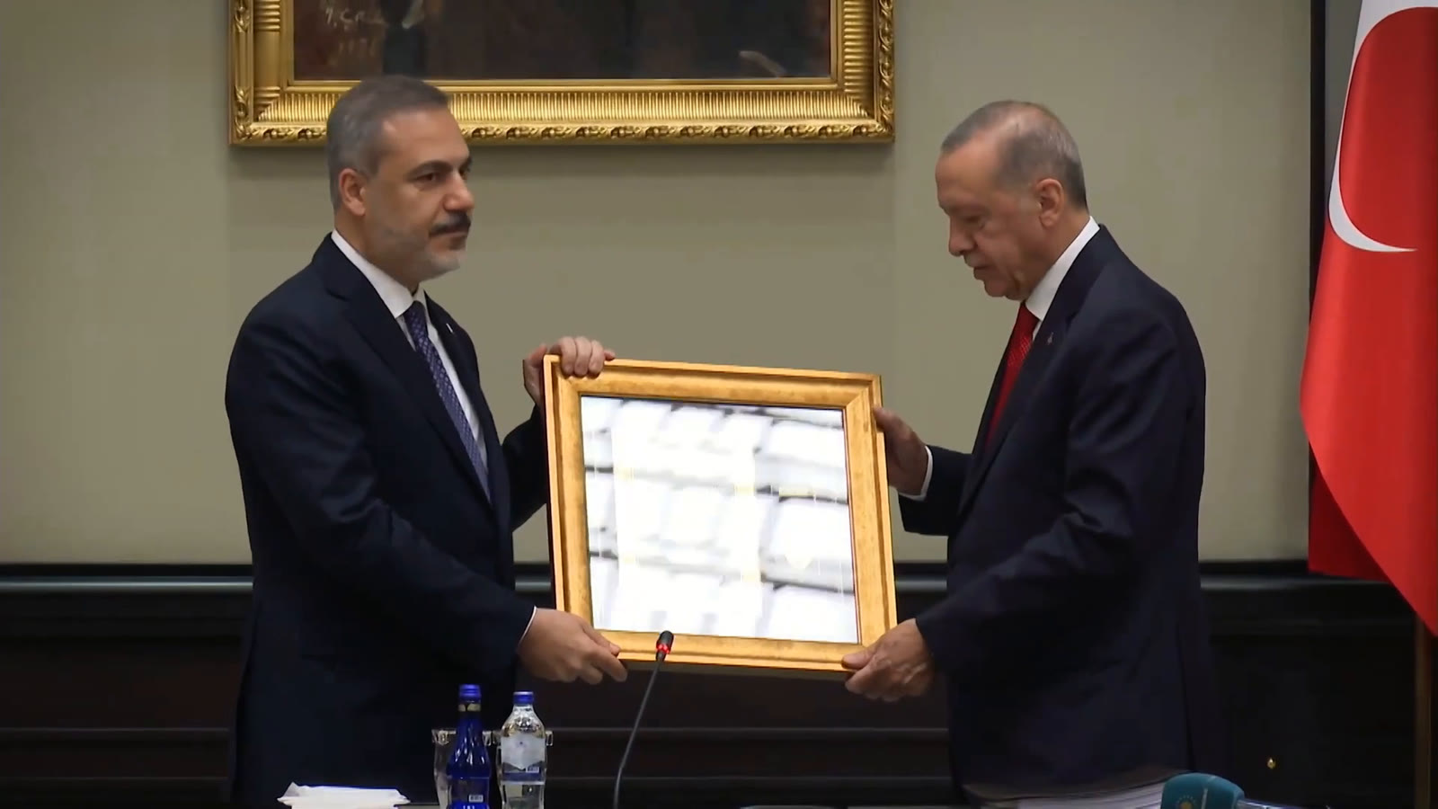 Cumhurbaşkanı Erdoğan, 9 Ağustos 2023'te Hakan Fidan'a Devlet Üstün Hizmet Madalyası Beratı'nı verirken