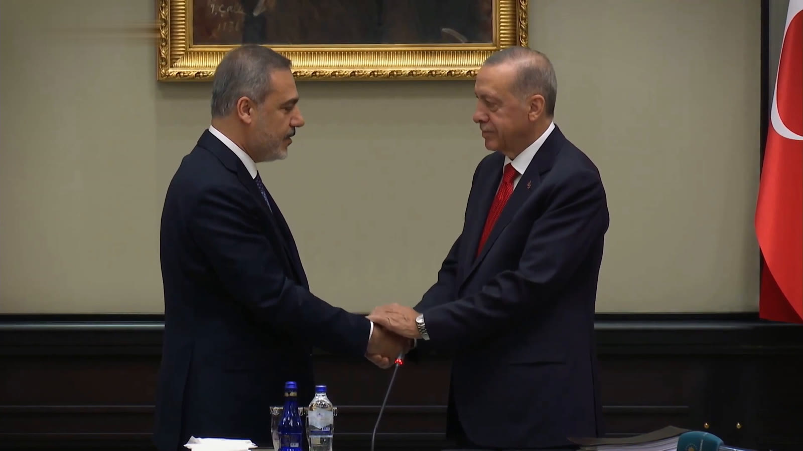 Hakan Fidan, madalya konuşmasını Cumhurbaşkanı Erdoğan'la el sıkışırken yaptı