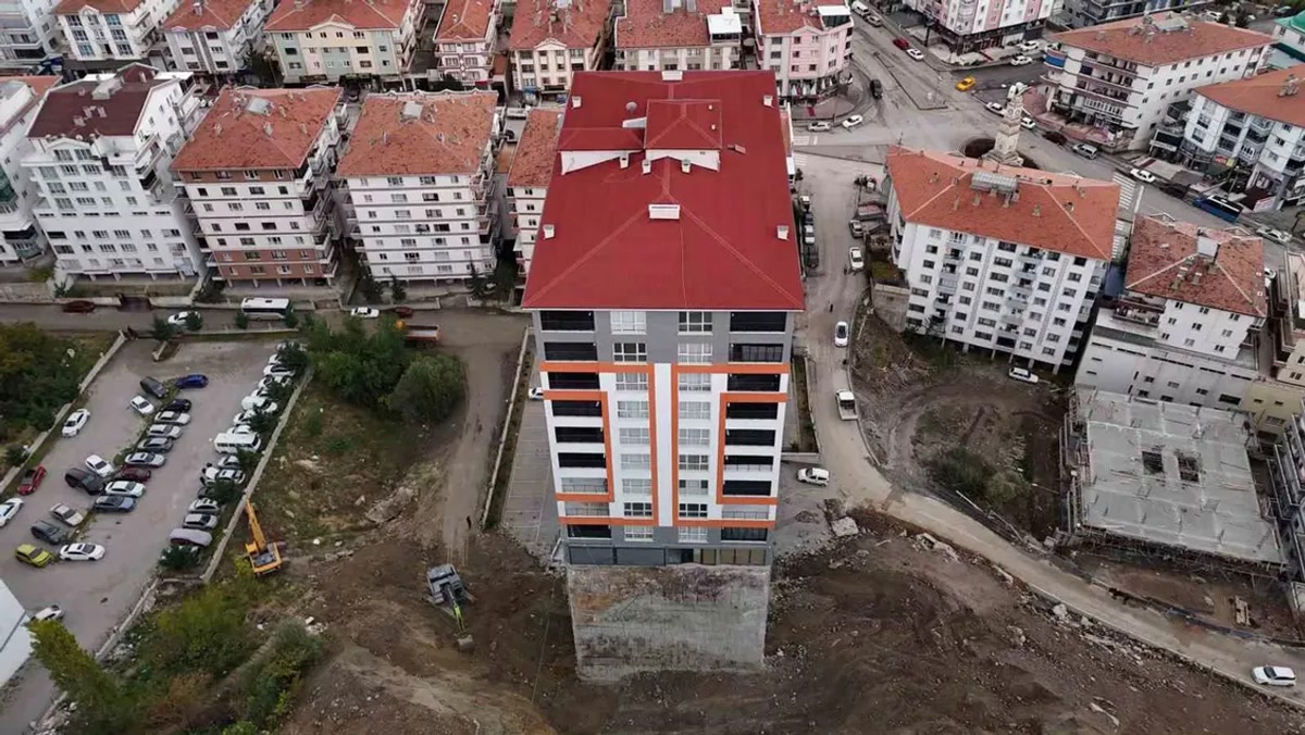 Ankara Mamak toprak kayması istinat duvarını yıktı: 17 katlı bina şimdi güvende mi?