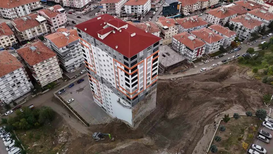 Ankara Mamak toprak kayması istinat duvarını yıktı: 17 katlı bina şimdi güvende mi?