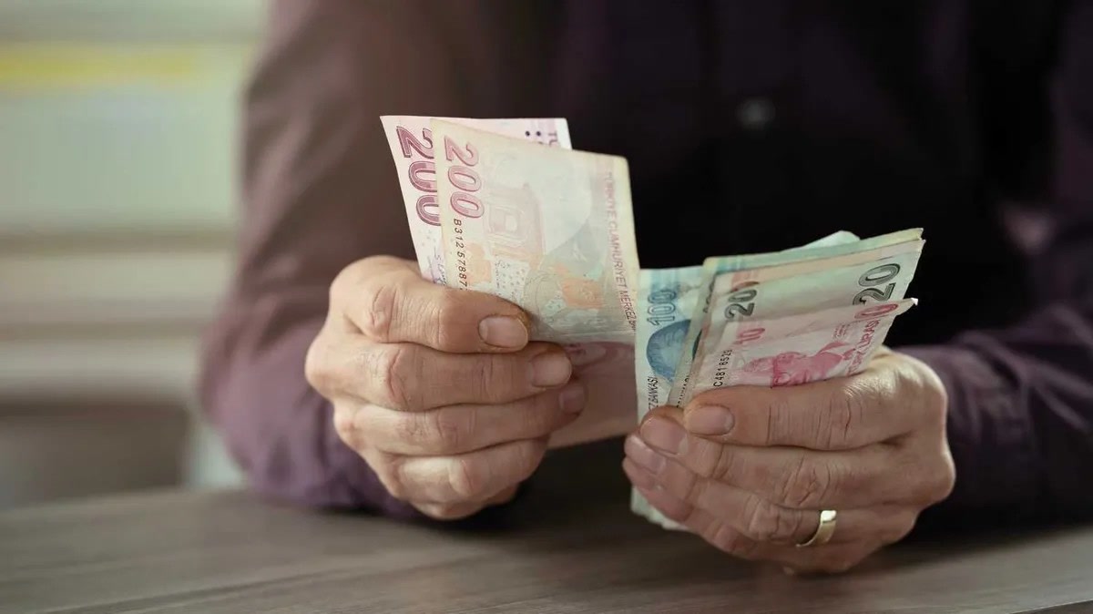 Ankara'da memur fazla mesai ücreti 2027 bütçe teklifinde belli oldu: saati 19 lira 85 kuruş, ama bir kadronun