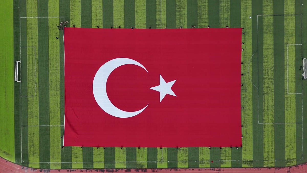 3 bin metrekarelik dev Türk bayrağı stadyum zemininde
