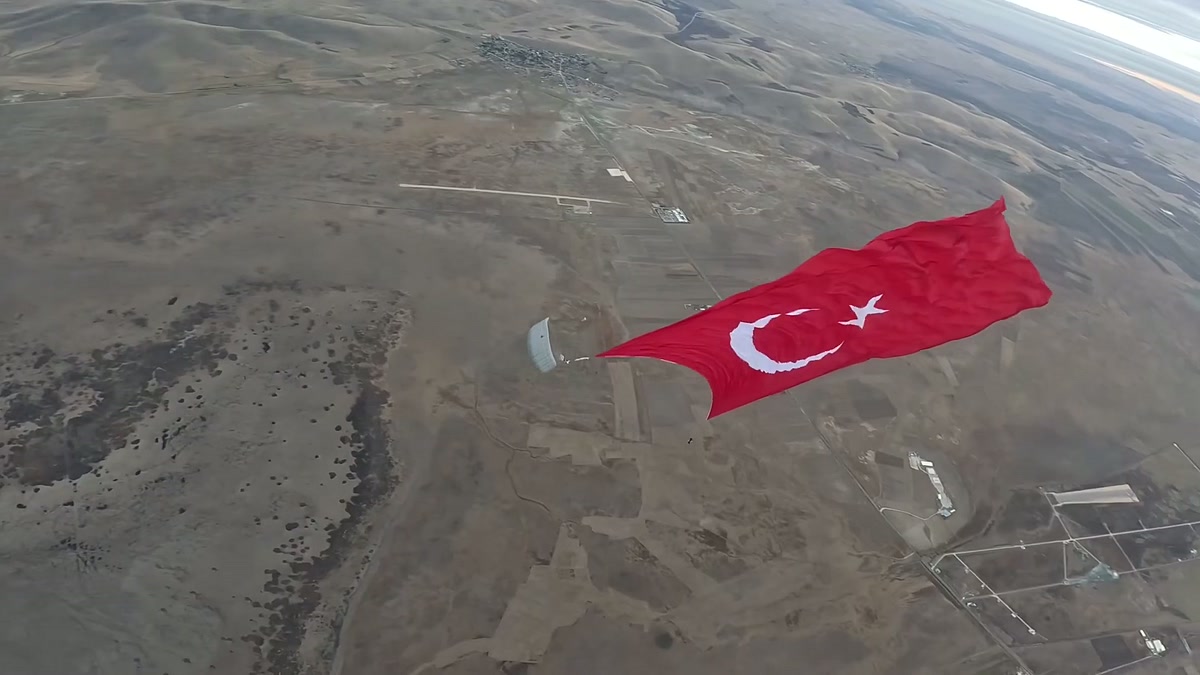 Özel Kuvvetler'in dev Türk bayrağı tarlaların üzerinde süzülüyor