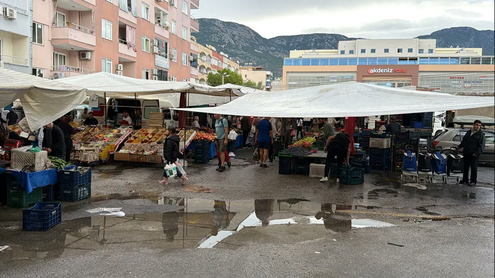 Antalya Alanya'da sağanak Mahmutlar pazarını göle çevirdi; tezgâhlar sular altında kalırken rögarlarda ne vard