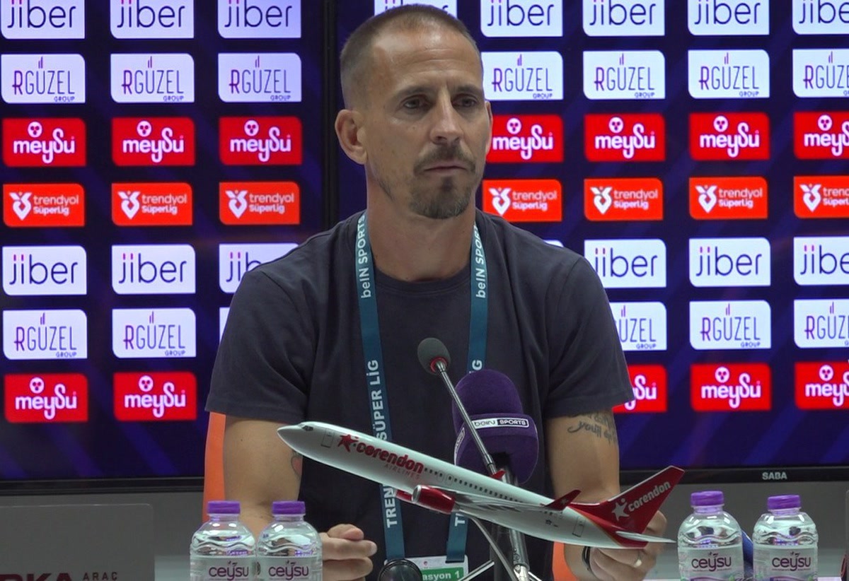 Antalya'da Alanyaspor - Erzurumspor maçı biter bitmez iki hocadan iki ayrı yorum geldi: Joao Pereira 1 puana n