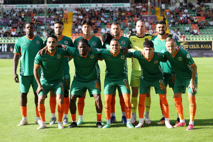Antalya'da Alanyaspor - Erzurumspor maçı biter bitmez iki hocadan iki ayrı yorum geldi: Joao Pereira 1 puana n