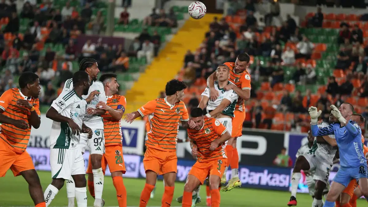 Antalya'da Alanyaspor - Kocaelispor maçında Berkan Kutlu 27'de vurdu, Baku 42'de ekledi: Alanya cevap verebild