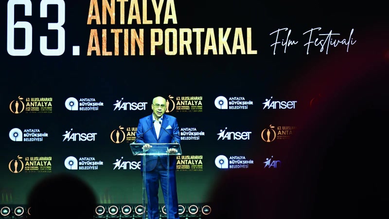 Antalya'da 63. Altın Portakal Film Festivali başladı: Onur Ödülü'nü kimler aldı, sahnede neler yaşandı?