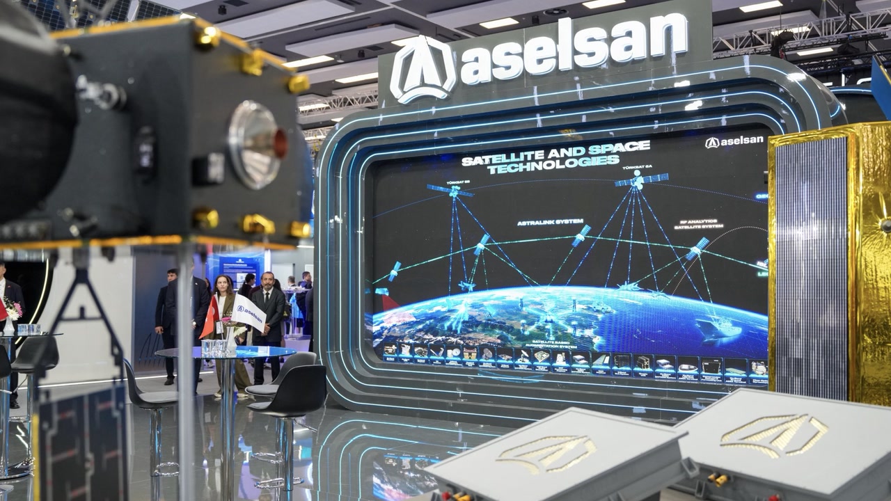 ASELSAN'ın IAC 2026'daki standında GÖKBAĞI uydusu ve yer terminalleri