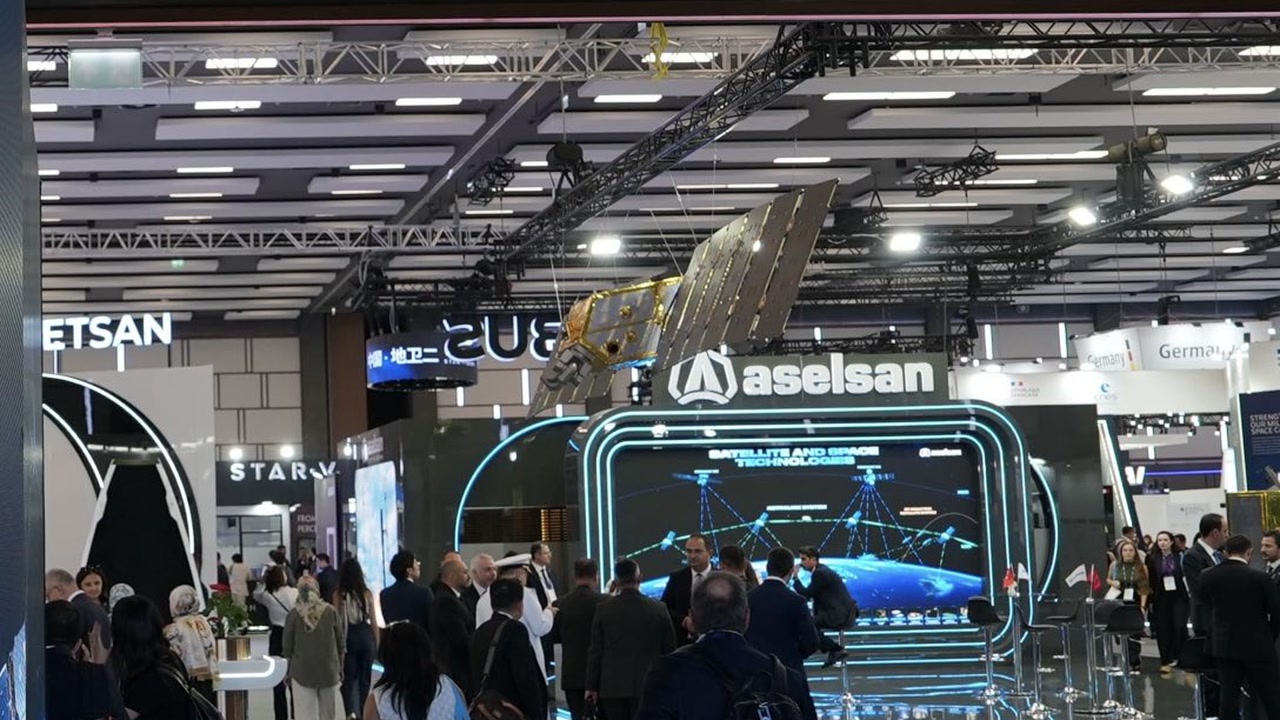 IAC 2026'da ASELSAN standını gezen ziyaretçiler