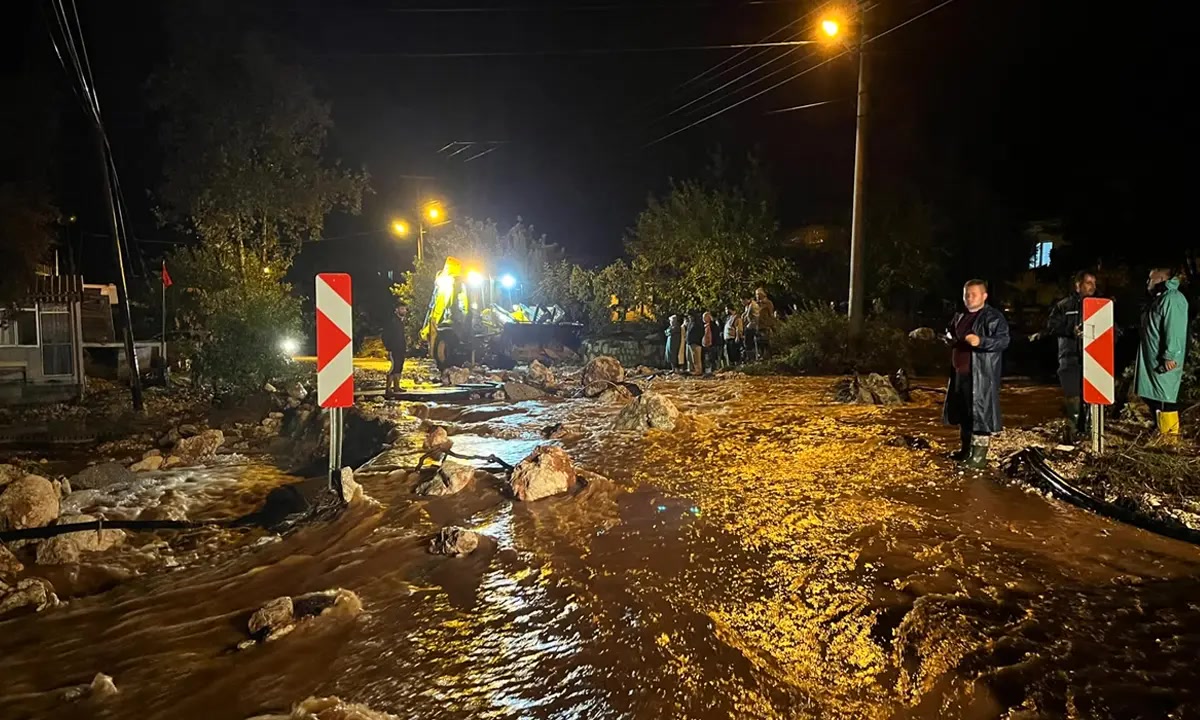 Antalya Demre'de yağış uyarısıyla 15 gün sonra yine sel: dereler taştı, D-400 kapandı, kaymakam ne dedi?