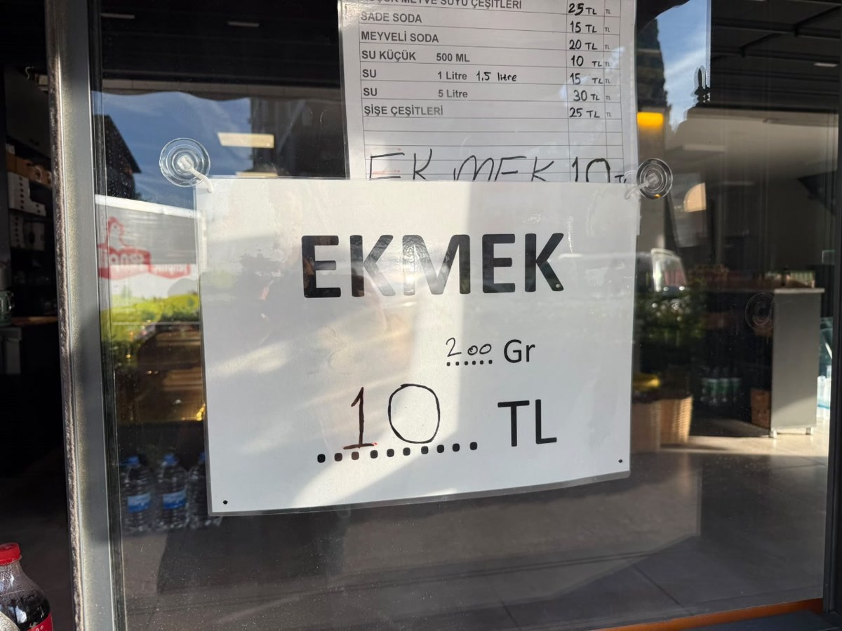 Antalya Serik'te ekmek fiyatı savaşa döndü: 200 gramlık ekmek 17,5 liradan 10 liraya indi, bu ucuzluk ne kadar