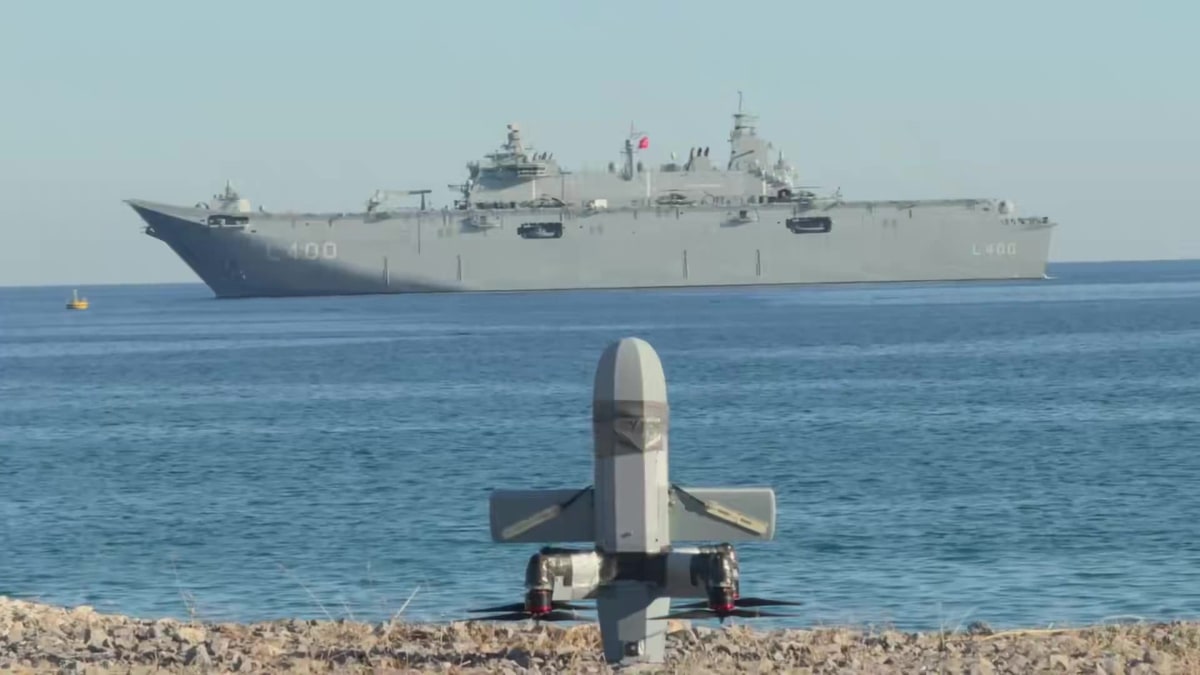 Antalya Körfezi'nde sahilde bekleyen TUNGA-X, arkada gövdesinde L-400 yazan amfibi hücum gemisi
