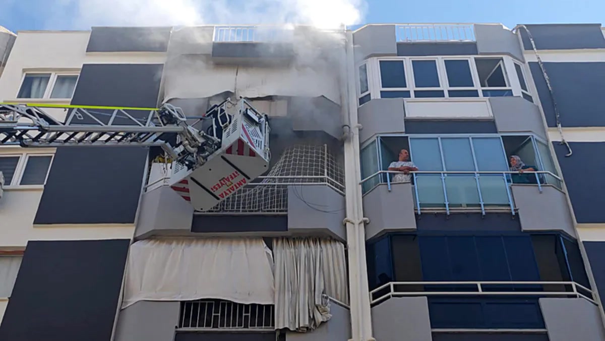 Antalya yangın: Muratpaşa'da 6 katlı apartmanın 5. katından alevler yükseldi, eve dönen kişiyi ne bekliyordu